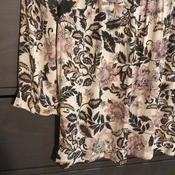 💐🌹🌷Muted/distressed floral LOFT blouse size XS - Picture 10 of 15